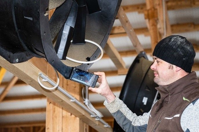 Überprüfung der Montagehöhe und des Neigungswinkels.jpg © AK-Milch Steiermark Überprüfung der Montagehöhe und des Neigungswinkels.jpg © AK-Milch Steiermark
