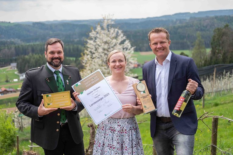 Landessieger Macher Tanja und Manfred mit Georg Thünauer © LK Steiermark/Danner