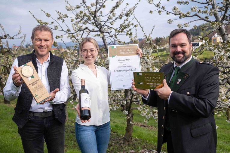 Landessieger Mausser Most Hanna und Martin mit Georg Thünauer © LK Steiermark/Danner