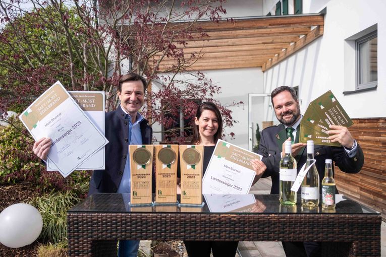 Dreifachlandessieger Günter und Sonja Brunner mit Verkostungschef Georg Thünauer (rechts) © LK Steiermark/Danner