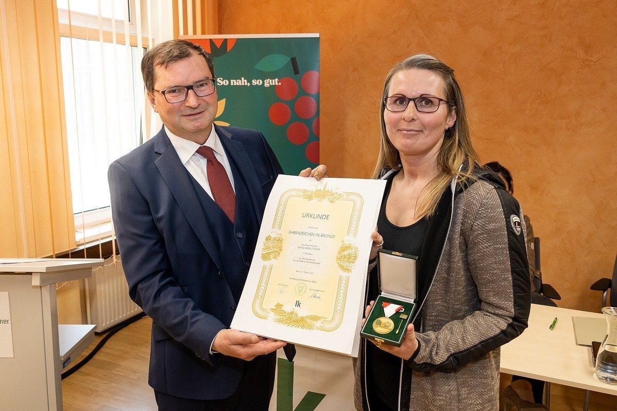 Ehrenzeichen in Bronze Karina Wieselthaler.jpg
