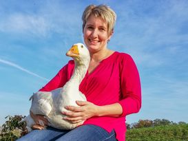 ERLE Die Bäuerin 2023 Hebesberger Portrait mit Gans.jpg ERLE Die Bäuerin 2023 Hebesberger Portrait mit Gans.jpg