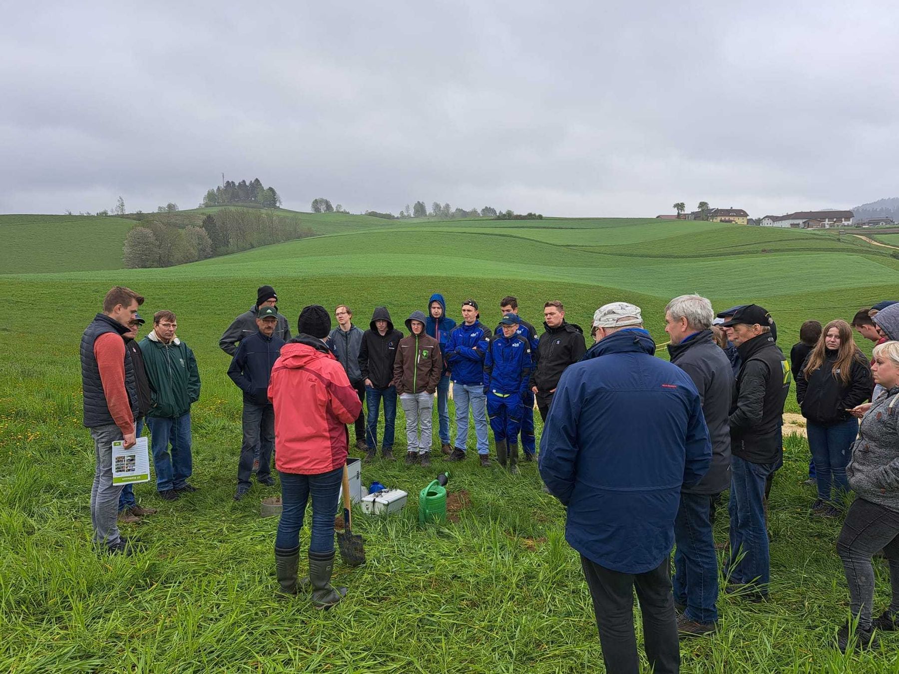 Heute waren wir mit einigen Vertretern vom Team Pflanzenbau am Grünland-Bodenpraxis Tag der Mühlviertler Alm Bauern in Königswiesen vertreten. Unter dem Projekt: "Mein Boden - unsere Lebensgrundlage" wurden den Teilnehmern wertvolle praxisnahe Erfahrungen vermittelt. Gratulation an das Organisationsteam. Weiter so👍🏻 © BWSB