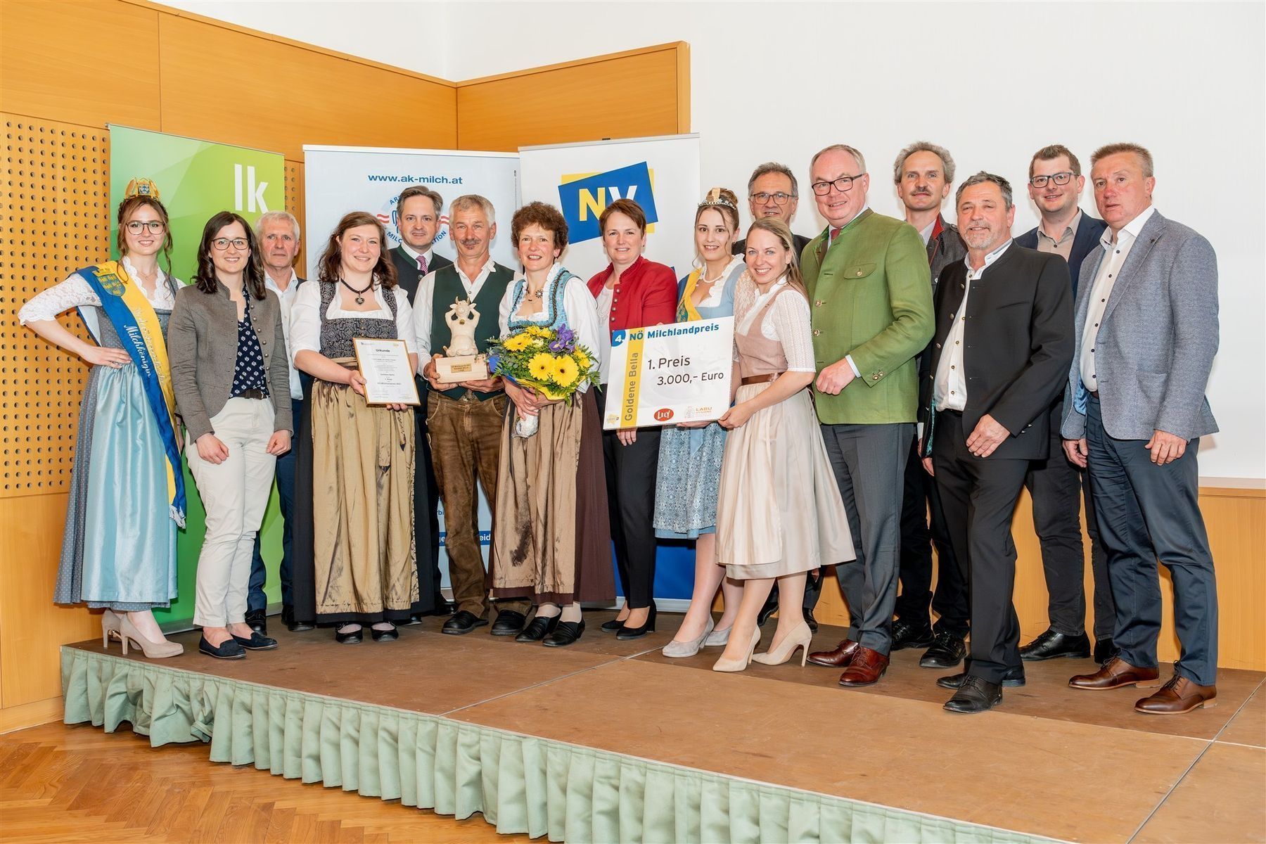 Milchlandpreis_Gruppenfoto_(c) LK NÖ Pomassl.jpg © LK NÖ Georg Pomassl Milchlandpreis_Gruppenfoto_(c) LK NÖ Pomassl.jpg © LK NÖ Georg Pomassl