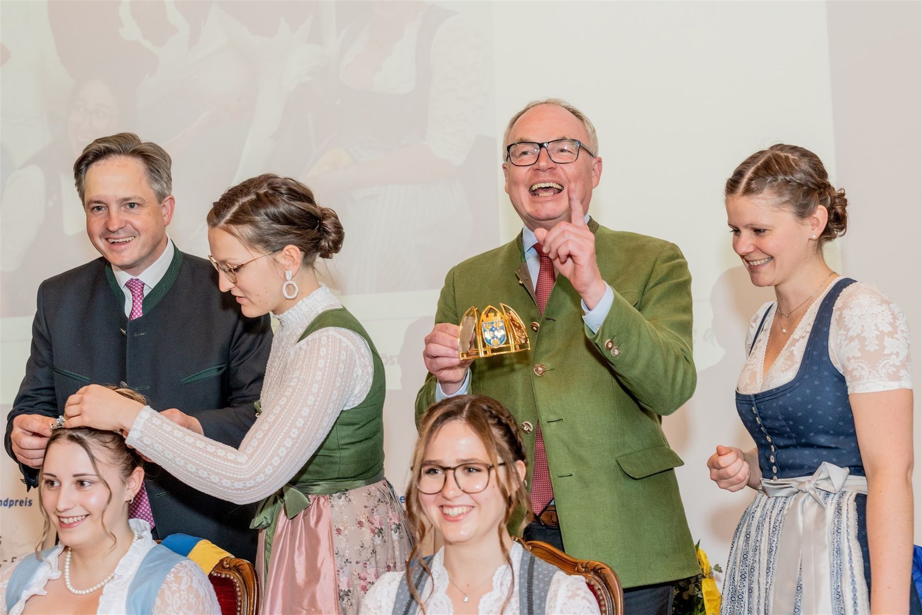 Krönung Milchhoheiten (c) LK NÖ Pomassl.jpg © LK NÖ Georg Pomassl Krönung Milchhoheiten (c) LK NÖ Pomassl.jpg © LK NÖ Georg Pomassl