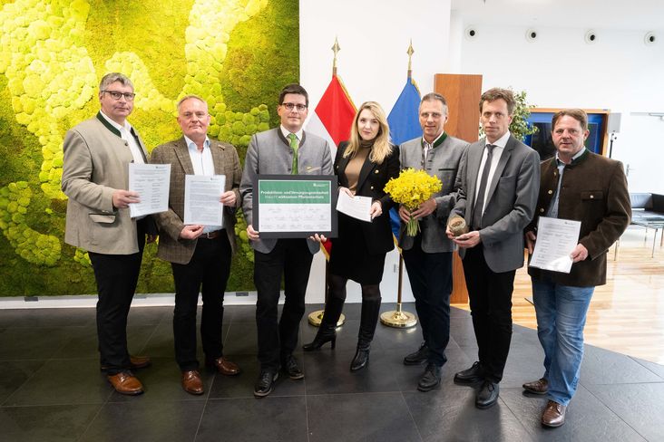 Foto Übergabe Positionspapier.jpg Foto Übergabe Positionspapier.jpg
