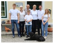 Repo 21 22 Betrieb Neumair Bild 1 V.l. Maximilian, Christa, Ernst, Michael, Gunda, Christian und Katharina Neumair privat Neumair.jpg Repo 21 22 Betrieb Neumair Bild 1 V.l. Maximilian, Christa, Ernst, Michael, Gunda, Christian und Katharina Neumair privat Neumair.jpg