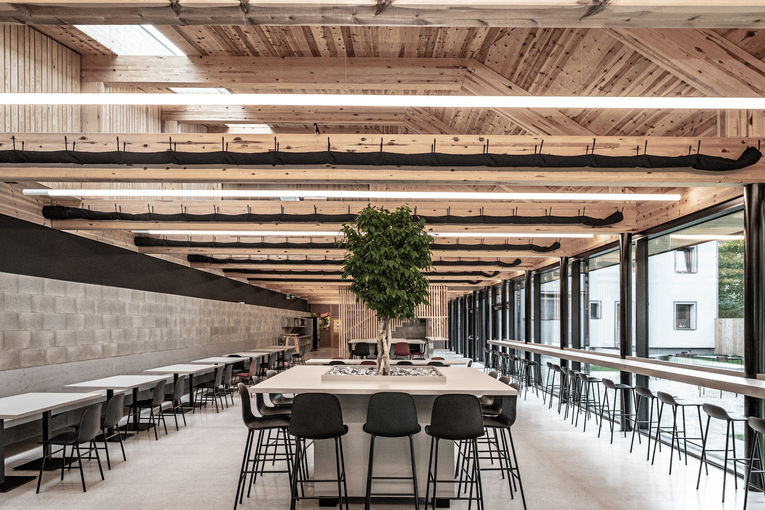 In der Kantine der Firma Starlinger können sich die Mitarbeiter über eine moderne und gemütliche Holzatmosphäre freuen. © Starlinger