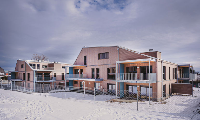 Holzeinsatz im Wohnungsbau? Die Wohnhausanlage Hochleitengasse in Gießhübl zeigt, wie es gehen kann. © Weissenseer HSB