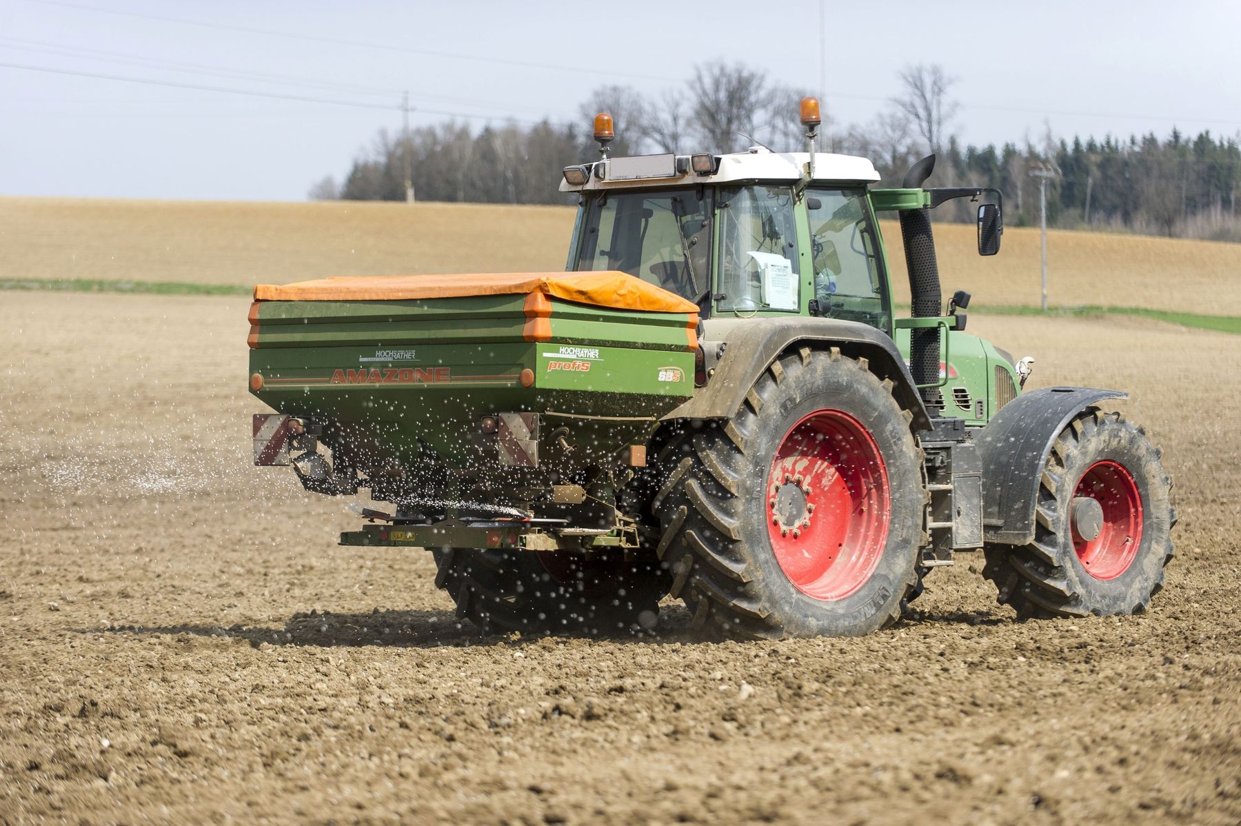 Harnstoff_vor_Mais.jpg © agrarfoto.com Harnstoff_vor_Mais.jpg © agrarfoto.com