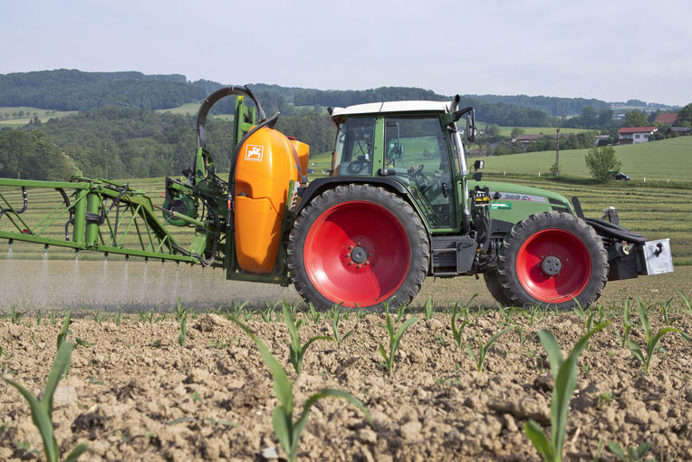Abdrift auf Nachbarflächen, Oberflächengewässer und Saumbiotope sind durch Wind und Wetter besonders problematisch. © agrarfoto.com Abdrift auf Nachbarflächen, Oberflächengewässer und Saumbiotope sind durch Wind und Wetter besonders problematisch. © agrarfoto.com