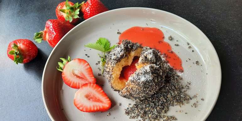 Erdbeerknödel.jpg Erdbeerknödel.jpg