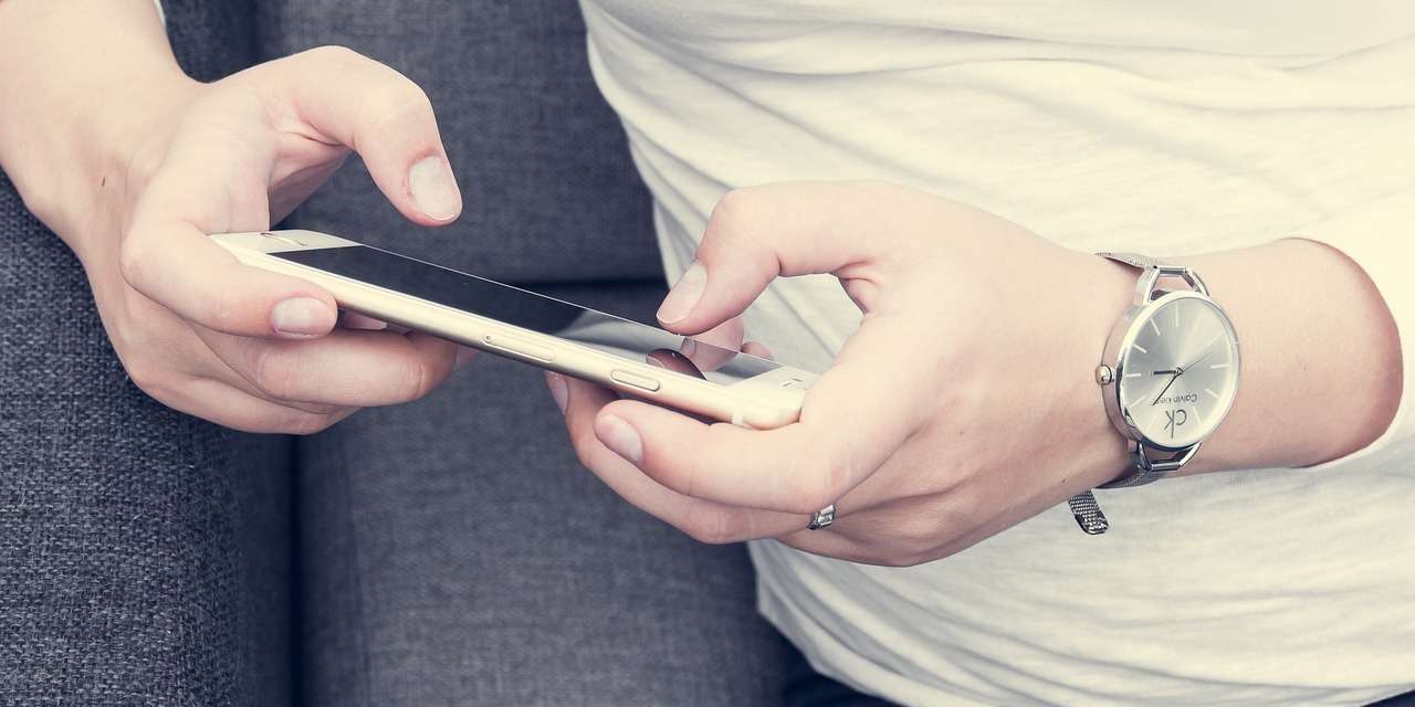 Frau am Handy © Dariusz Sankowski auf Pixabay Frau am Handy © Dariusz Sankowski auf Pixabay