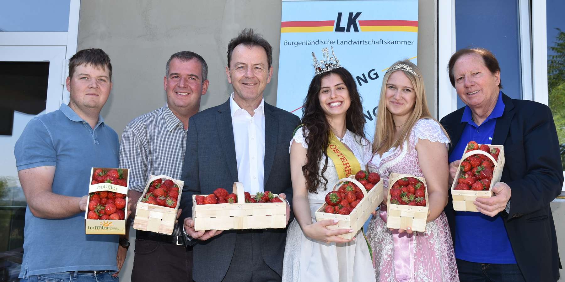 habeler,ramhofer,berlakovich,erbeerkönigin, erdbeerprinzessin,weghofer.jpg © Tesch-Wessely/LK Burgenland habeler,ramhofer,berlakovich,erbeerkönigin, erdbeerprinzessin,weghofer.jpg © Tesch-Wessely/LK Burgenland