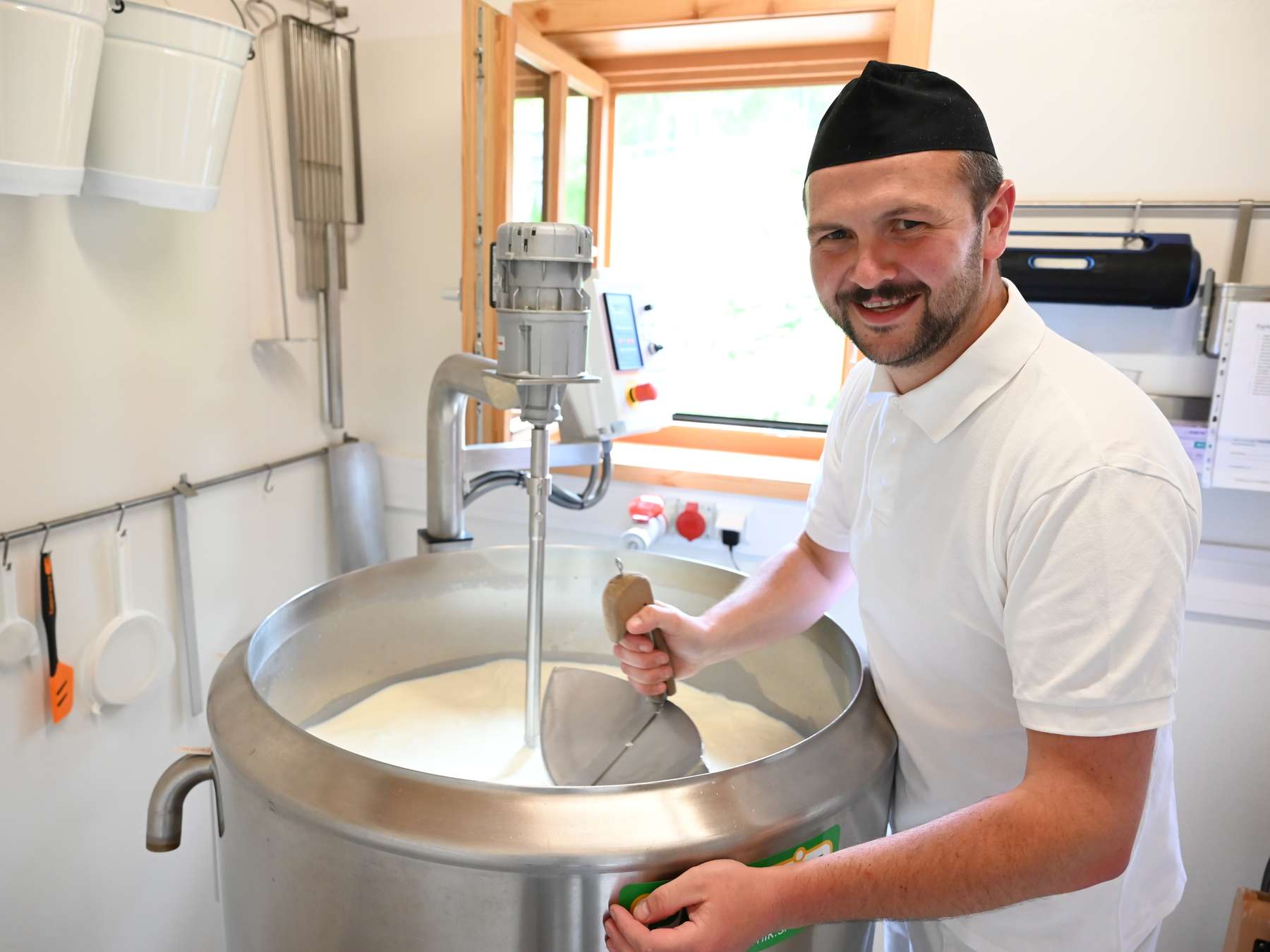 Die Milch kommt über eine Rohrleitung direkt in den hochmodernen Verarbeitungsraum. © Mooslechner