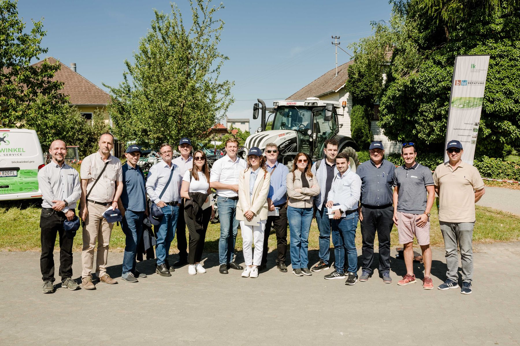 Letzte Woche beim Feldtag in Bad Wimsbach besuchte uns eine Gruppe von Abteilungsleiter:innen des kosovarischen Umweltministeriums, Landwirtschaftsministeriums und Wirtschaftsministeriums. Organisiert über das Umweltbundesamt Wien, gemeinsam mit dem Land OÖ, führte Patrick Falkensteiner in perfektem Englisch die interessierten Gäste durch die zahlreichen Versuche am Betrieb Kastenhuber. Die Exkursionsteilehmer:innen waren von der Vielfalt der Versuche begeistert. Am nächsten Tag wurde noch ein Workshop durchgeführt, wo Patrick die BWSB vorstellte und den Teilnehmer:innen viele Eindrücke zum Thema "Boden- Wasserschutz in OÖ" in ihre Heimat mitgeben konnte. © Land OÖ Letzte Woche beim Feldtag in Bad Wimsbach besuchte uns eine Gruppe von Abteilungsleiter:innen des kosovarischen Umweltministeriums, Landwirtschaftsministeriums und Wirtschaftsministeriums. Organisiert über das Umweltbundesamt Wien, gemeinsam mit dem Land OÖ, führte Patrick Falkensteiner in perfektem Englisch die interessierten Gäste durch die zahlreichen Versuche am Betrieb Kastenhuber. Die Exkursionsteilehmer:innen waren von der Vielfalt der Versuche begeistert. Am nächsten Tag wurde noch ein Workshop durchgeführt, wo Patrick die BWSB vorstellte und den Teilnehmer:innen viele Eindrücke zum Thema "Boden- Wasserschutz in OÖ" in ihre Heimat mitgeben konnte. © Land OÖ