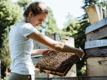 230613_JJANK_Bienenlieb_Gneis_Elli-1917.jpg © Bienenlieb