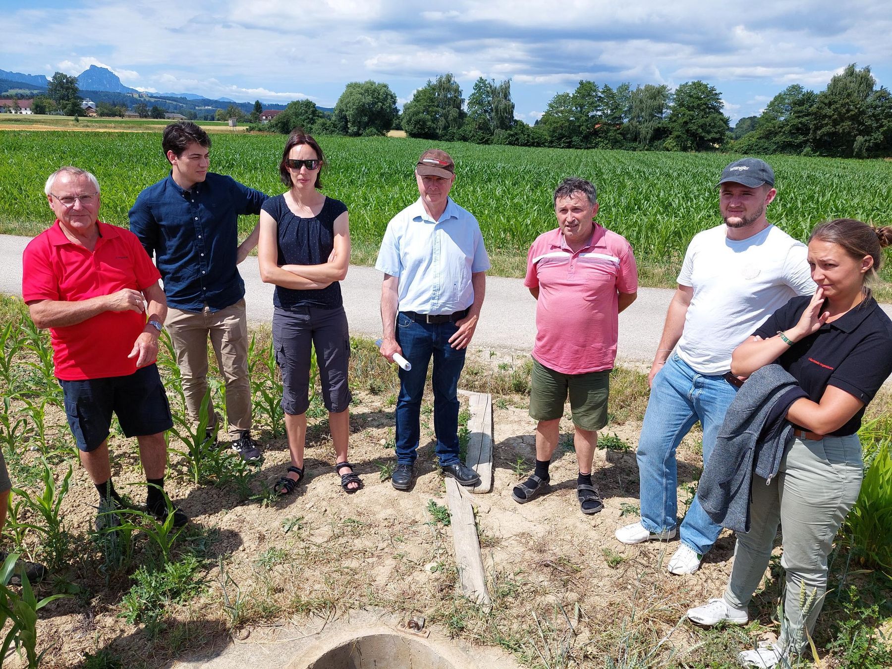 Bäuerinnen und Bauern im Dienste der Wissenschaft! Unter dem Motto trafen sich heute unsere Lysimeterbauern gemeinsam mit Kolleginnen und Kollegen des Landes OÖ, wpa Wien und BWSB beim Lysimeter in Pettenbach am Betrieb von Alexander Aitzetmüller. Gemeinsam wurden die aktuellen Ergebnisse besprochen und diskutiert. Klar ist - die Lysimeter liefern jedes Jahr interessante Fakten und unterstützen uns in der Beratung! Danke allen für die Unterstützung! © BWSB/Wallner Bäuerinnen und Bauern im Dienste der Wissenschaft! Unter dem Motto trafen sich heute unsere Lysimeterbauern gemeinsam mit Kolleginnen und Kollegen des Landes OÖ, wpa Wien und BWSB beim Lysimeter in Pettenbach am Betrieb von Alexander Aitzetmüller. Gemeinsam wurden die aktuellen Ergebnisse besprochen und diskutiert. Klar ist - die Lysimeter liefern jedes Jahr interessante Fakten und unterstützen uns in der Beratung! Danke allen für die Unterstützung! © BWSB/Wallner
