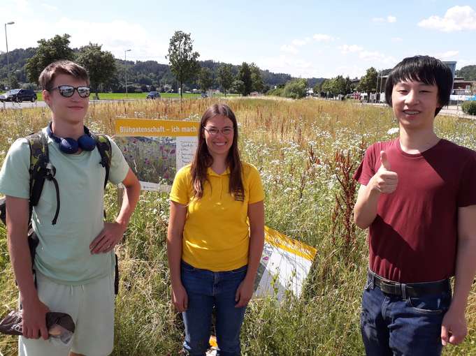 Christina Siegl vom Bienenzentrum OÖ (Mitte) mit Schülern der HTL Paul Hahn Straße .jpg © Bienenzentrum OÖ