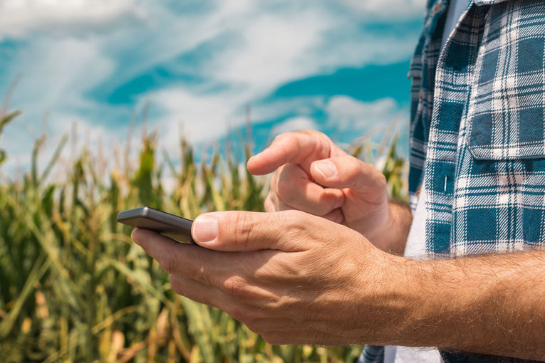 Landwirt beim bedienen einer Handyapp © Bits and Splits – stock.adobe.com Landwirt beim bedienen einer Handyapp © Bits and Splits – stock.adobe.com