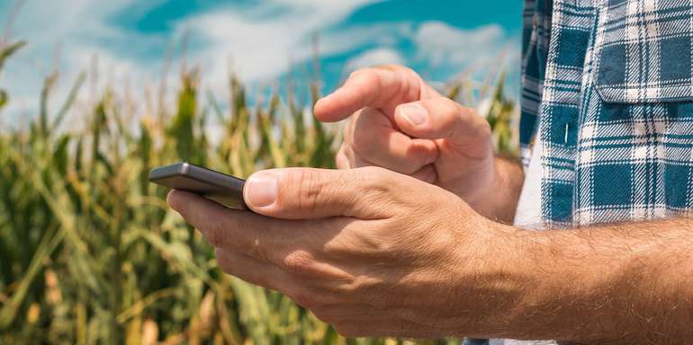 Landwirt beim bedienen einer Handyapp © Bits and Splits – stock.adobe.com