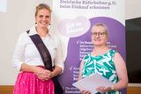 Steirische Käferbohnenkönigin Michaela Summer übergibt die Ehrenurkunde an Dr. Alice Pietsch               © LK Steiermark/Danner