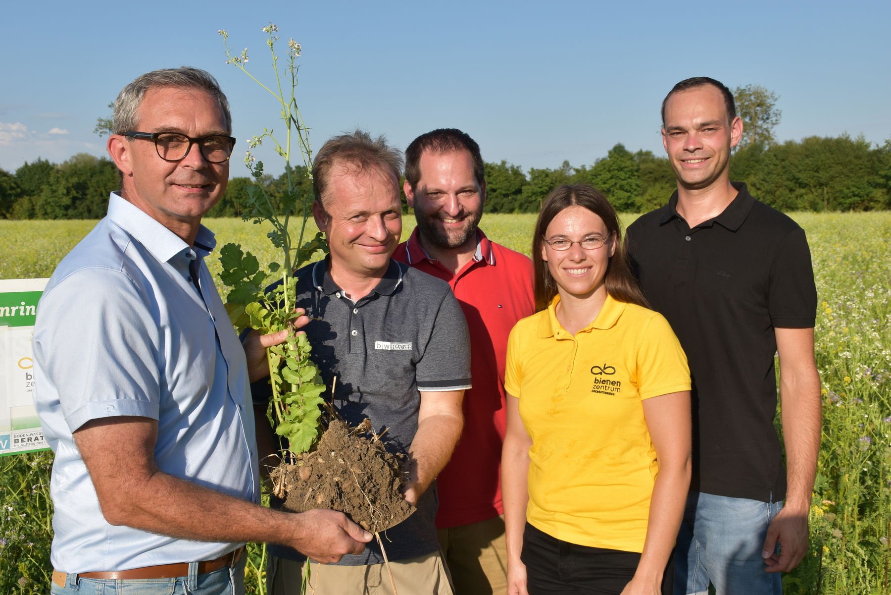 Feldbegehung_in_Pucking_vlnr._Franz_Waldenberger,_Thomas Wallner,_Alexander_Achleitner,_Christina Siegl,_Andreas Heinzl._©Bienenzentrum .jpg © Bienenzentrum OÖ Feldbegehung_in_Pucking_vlnr._Franz_Waldenberger,_Thomas Wallner,_Alexander_Achleitner,_Christina Siegl,_Andreas Heinzl._©Bienenzentrum .jpg © Bienenzentrum OÖ
