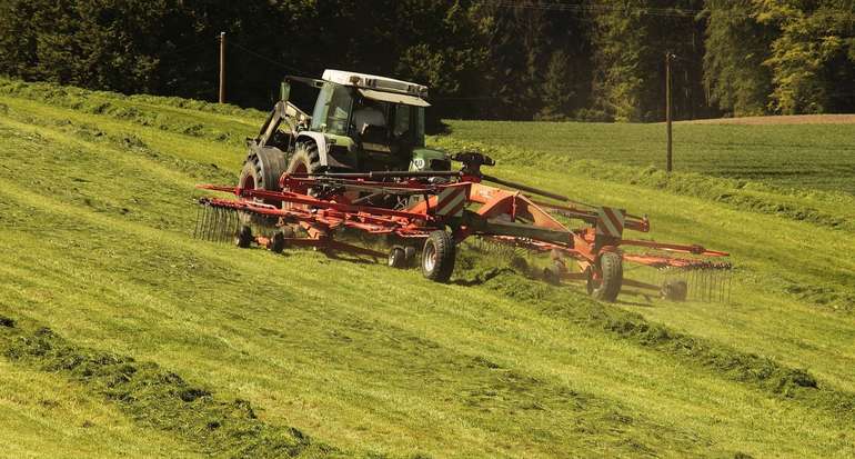 Traktor bei Feldarbeit