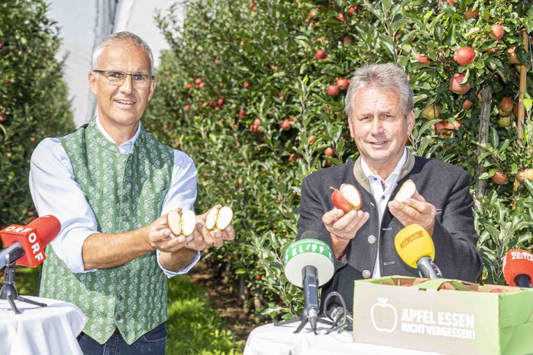 Präsident Franz Titschenbacher (rechts) und der Obstbaupräsident der steirischen und österreichischen Obstbauern Manfred Kohlfürst (links) fordern für die Obstbauern einen Drittel-Anteil in der Wertschöpfungskette © LK Steiermark/Foto Fischer