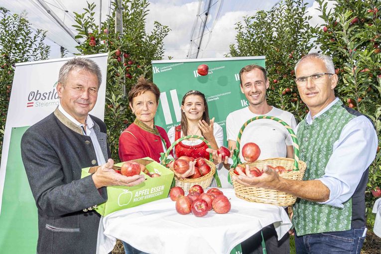 Apfelernte heuer geringer, aber Versorgung ist gesichert. Präsident Franz Titschenbacher, Vizepräsidentin Maria Pein, Apfelprinzessin Helene I., Obstbauer Martin Gschweitl und Obstbaupräsident der steirischen und österreichischen Obstbauern Manfred Kohlfürst (v.l.n.r.) © LK Steiermark/Foto Fischer