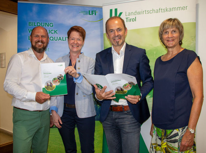 LFI_Bildungsprogramm_2024_Kammerdirektor_Lintner_Pra╠êsident_Darmann.jpg © LK Tirol LFI_Bildungsprogramm_2024_Kammerdirektor_Lintner_Pra╠êsident_Darmann.jpg © LK Tirol
