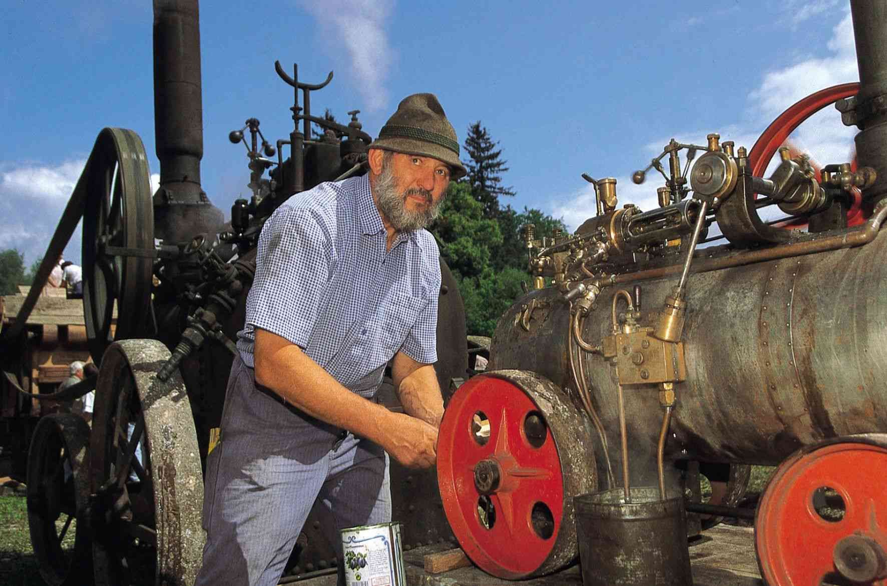 Dampfdreschen im Bauernmuseum Hof bei Kirchanschoering.jpg © Standl Dampfdreschen im Bauernmuseum Hof bei Kirchanschoering.jpg © Standl