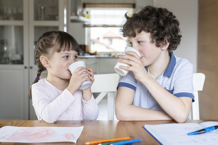 Kinder genießen die Schulmilch_kl.jpg © Viscotec Kinder genießen die Schulmilch_kl.jpg © Viscotec