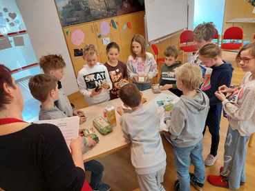 Kinder mit Lebensmittelverpackungen.jpg © LK Kärnten