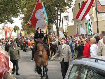 Oberlaaer Erntedankfest, Klaudia Krawert mit der Bauernfahne auf Blue Lady Elena.jpg