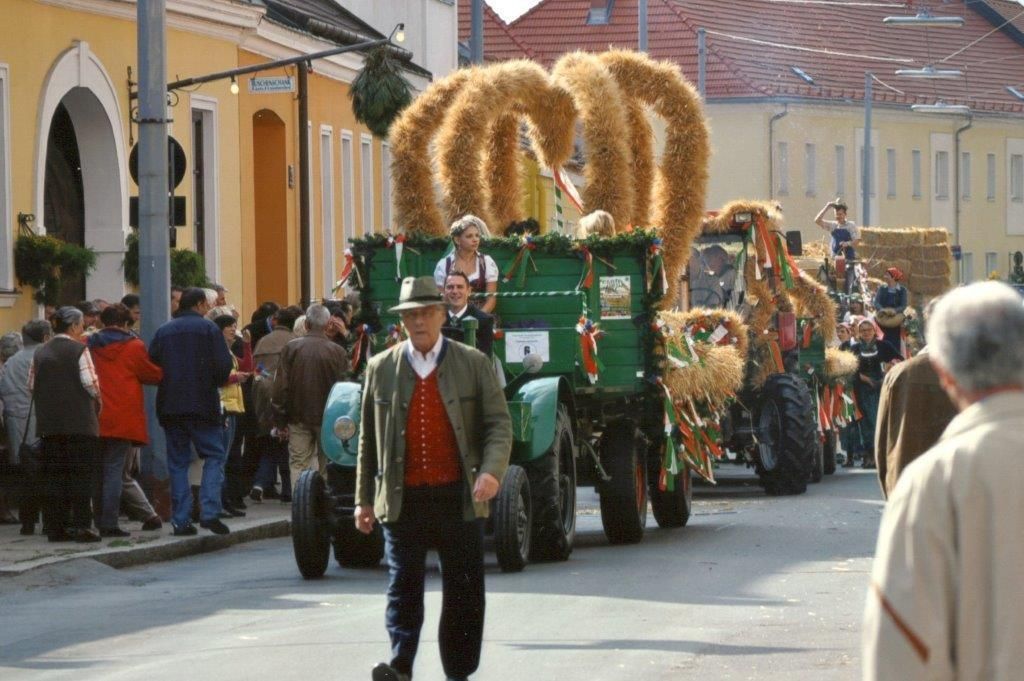 Oberlaaer Erntedankfest, Zugsführer Norbert Treibe, im Hintergrund die Oberlaaer Erntekrone.jpg
