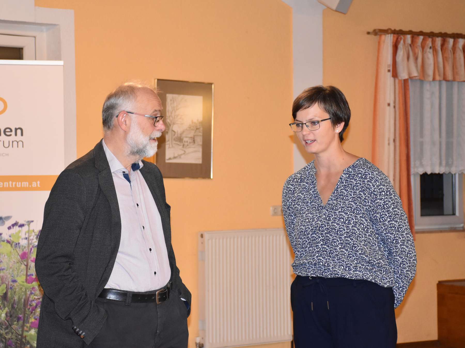 Hubert Köppl (Pflanzenschutzreferent) und Elisabeth Lanzer (Bienenzentrum OÖ) im Dialog (c) Bienenzentrum OÖ.jpg