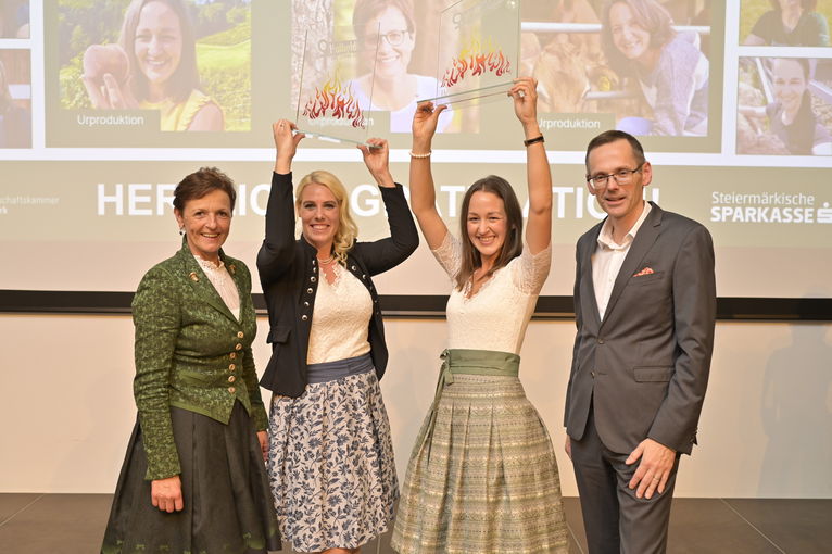 Die strahlenden Siegerinnen Jenifer Pöschl, Kategorie Urproduktion (2.v.r.) und Andrea Kessler-Dietl, Kategorie Diversifizierung (2.v.l.). Mit am Bild mit ihre Gratulanten: Vizepräsidentin Maria Pein (links) und Vorstandsmitglied der Steiermärkischen Sparkasse Oliver Kröpfl. © LK Steiermark/Foto Fischer