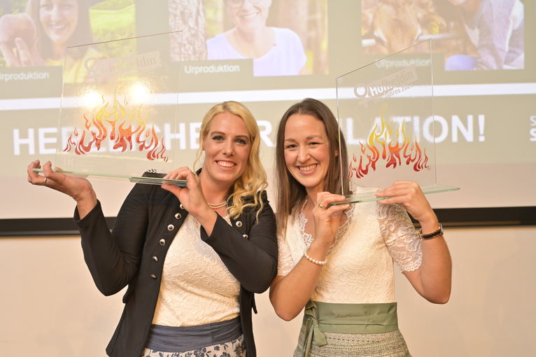 Die strahlenden Siegerinnen Jenifer Pöschl, Kategorie Urproduktion (rechts) und Andrea Kessler-Dietl, Kategorie Diversifizierung (links). © LK Steiermark/Foto Fischer