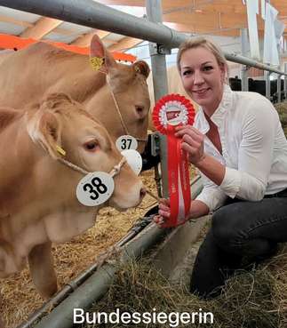 BS Foto 3 © Schütz, Die stolze Bundessiegerin mit ihren Tieren.jpg