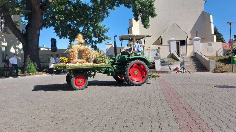 Erntedankkrone Riedmüller.jpg Erntedankkrone Riedmüller.jpg