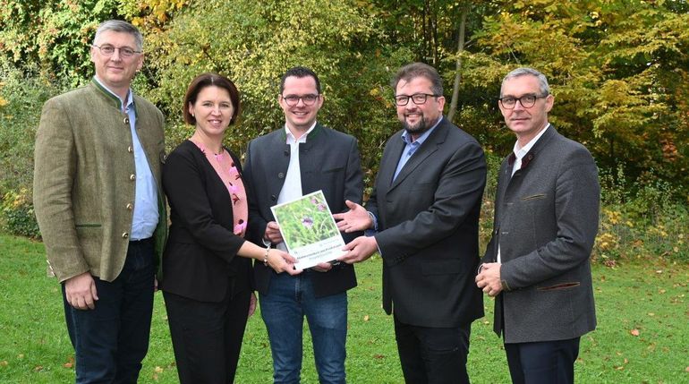 PK insektenschonendes Mähen LK OÖ Frei-Ollmann (12).jpg PK insektenschonendes Mähen LK OÖ Frei-Ollmann (12).jpg