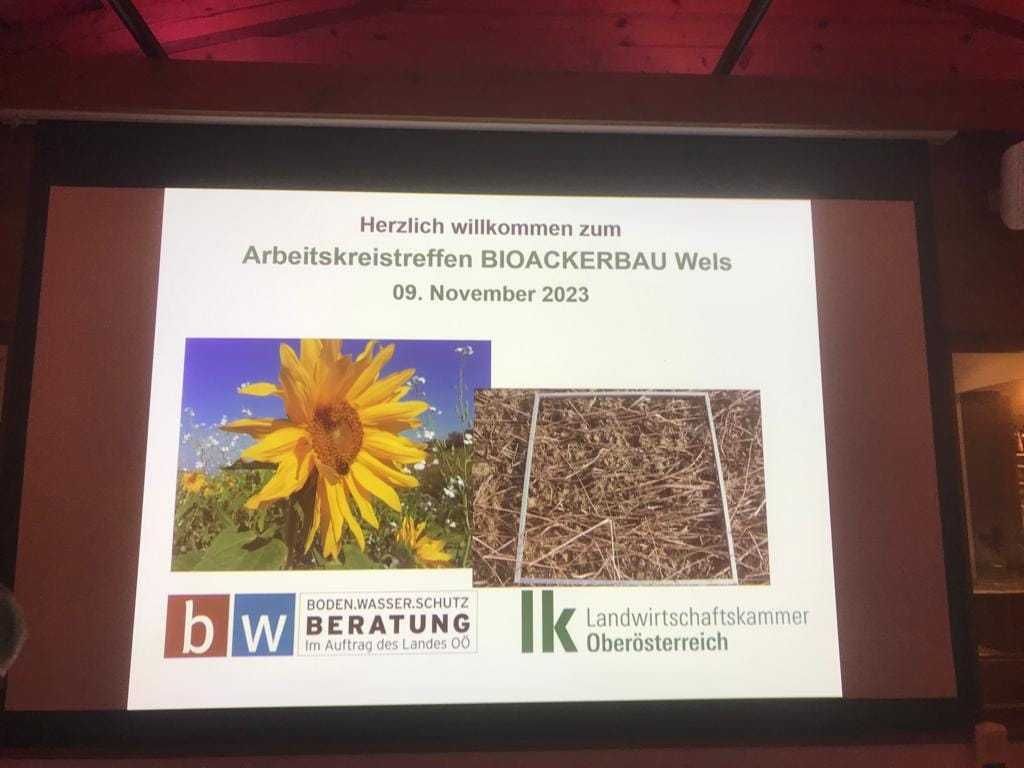 🤩👍In Oftering war heute etwas los! Mehr als 50 interessierte 👨🌾👩🌾🧑🌾 & 👩🏫🧑🏫 der FS Schlierbach holten sie die 🔝aktuellstes Infos zum Thema 🍀🪱Humusaufbau, Erosionsschutz, Boden- & Gewässerschutz etc. Univ. Doz. Dr. Gernot Bodner (BOKU Wien), die Koryphäe in Österreich,  gab uns Auskunft zu diese spannenden Themen. 😄DANKE an alle Beteiligten für den Erfolg dieser Veranstaltung.
In Buchkirchen ging’s dann weiter mit weiteren Themen! © BWSB 🤩👍In Oftering war heute etwas los! Mehr als 50 interessierte 👨🌾👩🌾🧑🌾 & 👩🏫🧑🏫 der FS Schlierbach holten sie die 🔝aktuellstes Infos zum Thema 🍀🪱Humusaufbau, Erosionsschutz, Boden- & Gewässerschutz etc. Univ. Doz. Dr. Gernot Bodner (BOKU Wien), die Koryphäe in Österreich,  gab uns Auskunft zu diese spannenden Themen. 😄DANKE an alle Beteiligten für den Erfolg dieser Veranstaltung.
In Buchkirchen ging’s dann weiter mit weiteren Themen! © BWSB