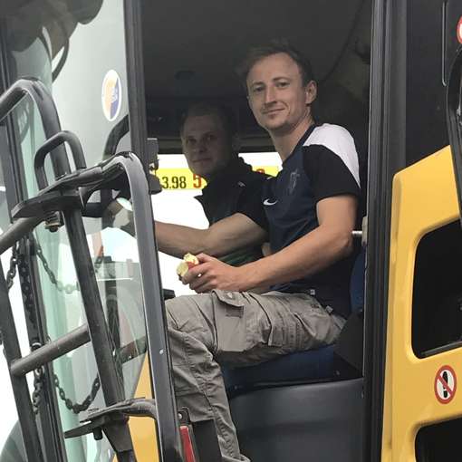 Bio-Sojabohne_Unser Versuchslandwirt Benedikt B. und Drescherfahrer Manuel P..jpg © BWSB/Gerstl