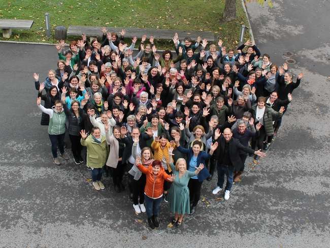 B 3Herz-Foto mit allen 100 anwesenden Bäuerinnen (c) Bäuerinnenorganisation.jpg B 3Herz-Foto mit allen 100 anwesenden Bäuerinnen (c) Bäuerinnenorganisation.jpg