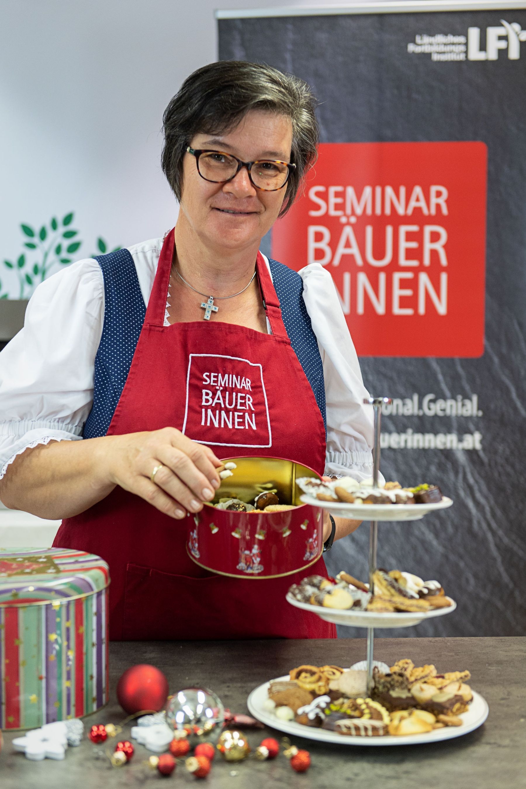 Schilcher Sylvia beim Kekse auflegen.jpg © Carletto Photography Schilcher Sylvia beim Kekse auflegen.jpg © Carletto Photography