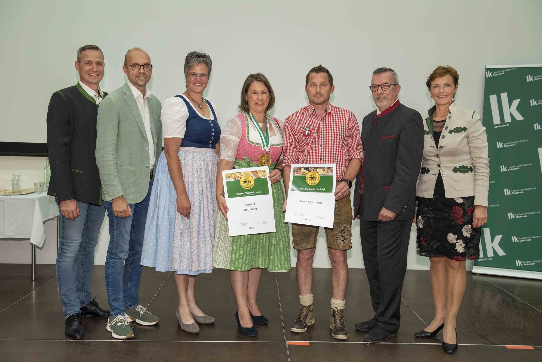 Gold für Doris und Richard Stoißer-Strohrigl (Mitte) mit ihren Gratulanten © Franz Suppan
