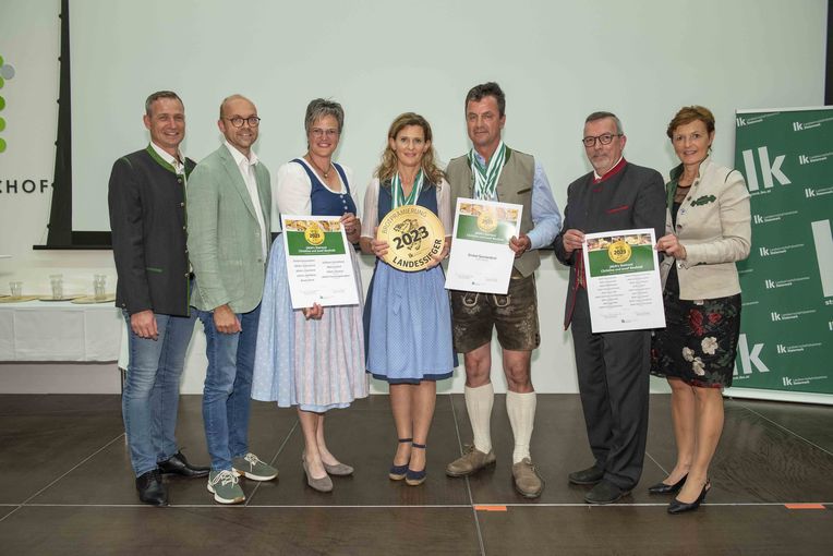 Gold für Christine und Josef Neuhold von JAGA´s Steirerei (Mitte) mit ihren Gratulanten © Franz Suppan