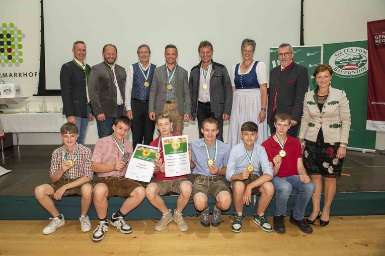 Die strahlenden Schüler der Fachschule Kirchberg am Walde erreichten mit ihrem Kletzenbrot eine Goldene. Im Bild mit ihren Gratulanten: Vizepräsidentin Maria Pein (rechts) und Kammerobmann Herbert Lebitsch (2.v.l.) © Franz Suppan