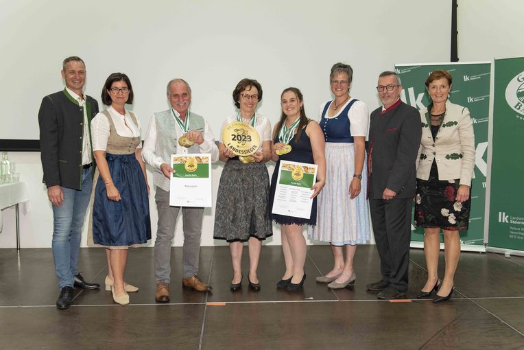 Die strahlende Siegerfamilie Franz, Maria und Romana Nigitz (Mitte) – sie holten sich 3 Goldene. Im Bild mit ihren Gratulanten: Vizepräsidentin Maria Pein (rechts) und Bezirksbäuerin Ursula Reiter (2.v.l.) © Franz Suppan